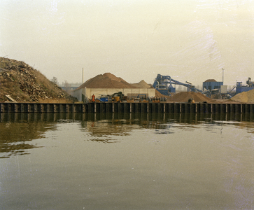 822332 Gezicht op het bedrijfsterrein van Theo Pouw BV, recycling van bouw- en slooppuin (Isotopenweg 29) te Utrecht, ...